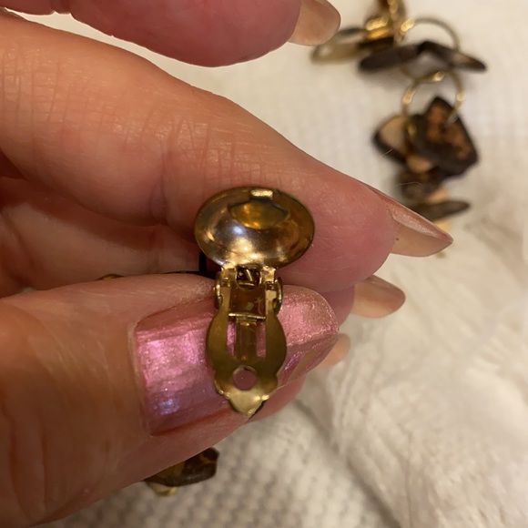 Brown & creme rock dangle clip earrings! NWT - Picture 6 of 9